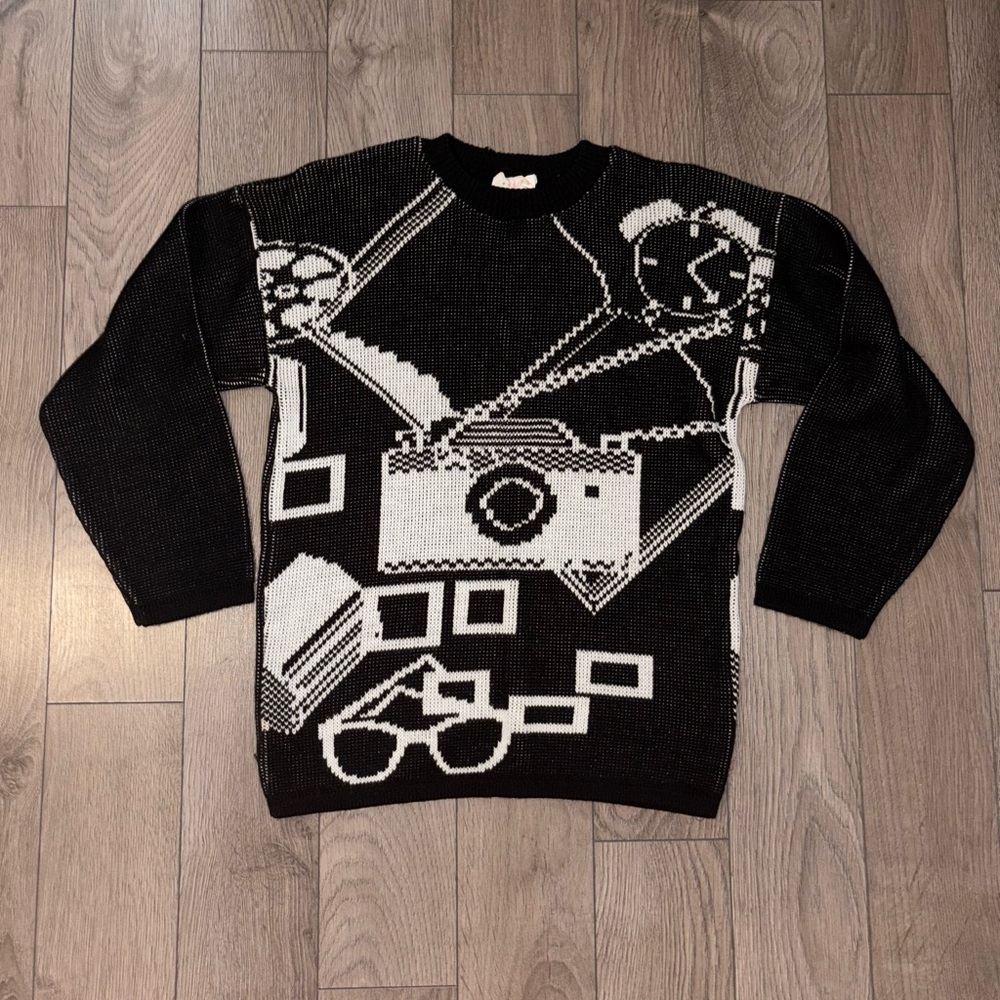 3 for 15$ - 90’s Vintage Black and White Graphic Sweater